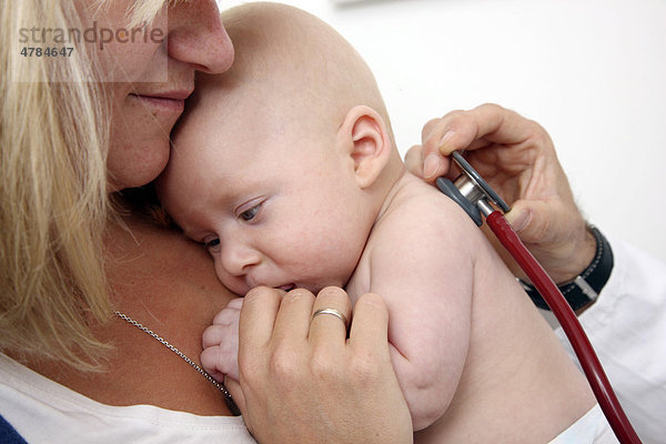 Arztpraxis  Mutter und Kind beim Kinderarzt  Untersuchung eines Säuglings  Vorsorgegrunduntersuchung  Abhorchen mit einem Stethoskop  U-Untersuchung