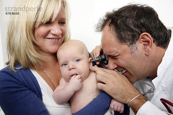 Arztpraxis  Mutter und Kind beim Kinderarzt  Untersuchung eines Säuglings  Vorsorgegrunduntersuchung  Untersuchung der Ohren  U-Untersuchung