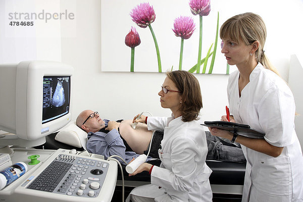 Arztpraxis  Ärztin mit Patient  Ultraschalluntersuchung