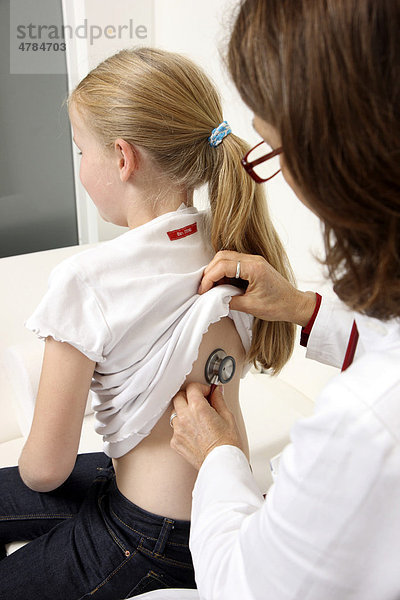 Arztpraxis  Ärztin und Mädchen  10 Jahre  bei einer Untersuchung  abhorchen mit einem Stethoskop