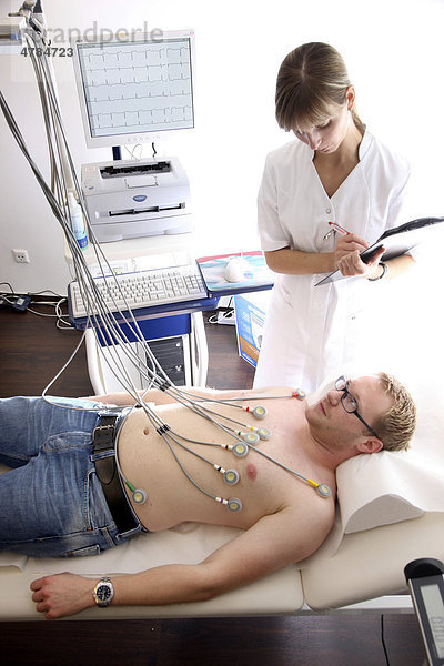 Arztpraxis  EKG Untersuchung zur Messung der Herzfunktionen bei einem Patienten