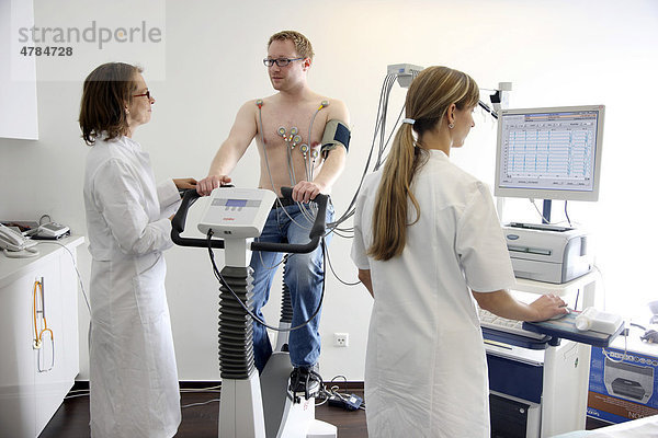 Arztpraxis  Belastungs-EKG  Untersuchung zur Messung der Herzfunktionen bei einem Patienten auf einem Cardiogerät