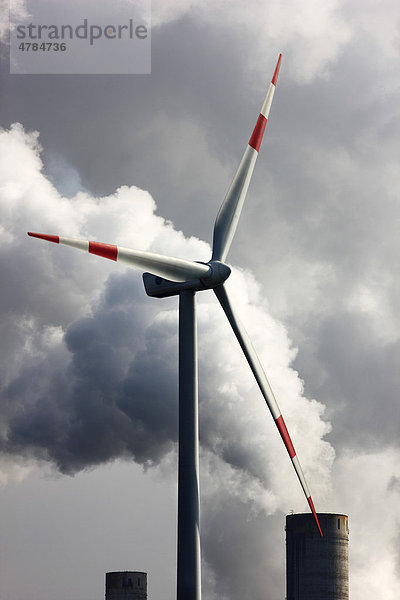 Windenergieanlage und Schlote eines Braunkohlekraftwerkes bei Titz  im Niederrheinischen Braunkohlerevier  Nordrhein-Westfalen  Deutschland  Europa