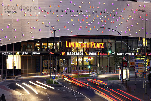 Einkaufszentrum Limbecker Platz  2009 fertig gestellt  in der Essener Innenstadt  beleuchtete Fassade am Berliner Platz  Essen  Nordrhein-Westfalen  Deutschland  Europa
