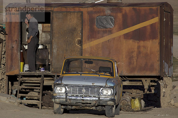Mann beim Rasieren in altem Eisenbahnwagon  Bulunkul  Pamir  Tadschikistan  Zentralasien