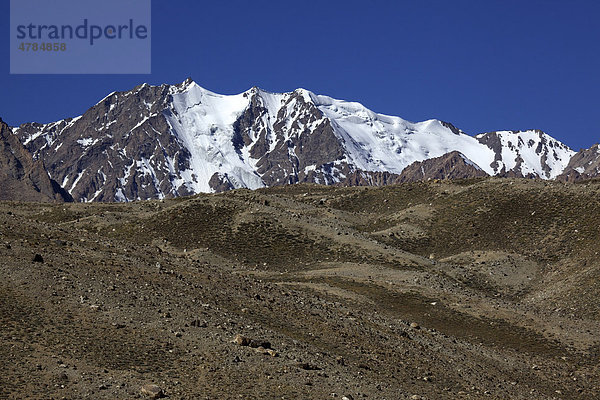 Vergletscherte Berggipfel beim Yashikul See  Pamir  Tadschikistan  Zentralasien