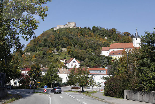Blick auf die Burgruine  Donaustauf  Landkreis Regensburg  Oberpfalz  Bayern  Deutschland  Europa