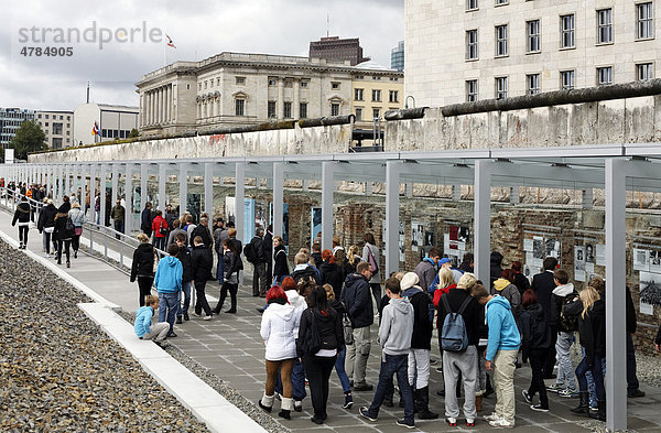 Besucher auf dem ehemaligen Gelände von Gestapo  SS und Reichssicherheitshauptamt  Ausstellung Topographie des Terrors  Berlin  Deutschland  Europa