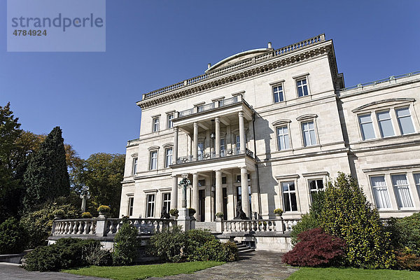 Villa Hügel  Haupthaus  Terrassenseite  ehemaliger Wohnsitz der Familie Krupp  Essen-Baldeney  Nordrhein-Westfalen  Deutschland  Europa
