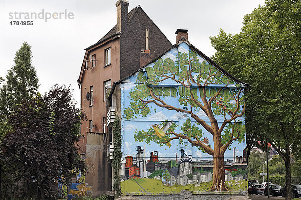 Altes Wohnhaus vor dem Abriss  Wand bemalt mit Baum in Industrielandschaft  Bruckhausen  Duisburg  Nordrhein-Westfalen  Deutschland  Europa