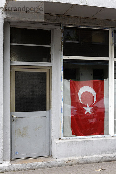 Türkische Fahne im Schaufenster eines aufgegebenen Geschäfts  Bruckhausen  Duisburg  Nordrhein-Westfalen  Deutschland  Europa