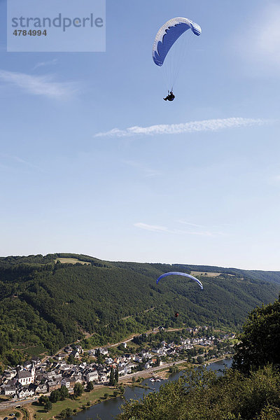 Gleitschirmflieger  Mosel  Burgen  Rheinland-Pfalz  Deutschland  Europa