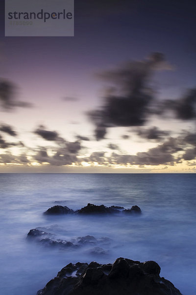 Abenddämmerung an der Westküste nahe Los Hervideros  Lanzarote  Kanarische Inseln  Spanien  Europa