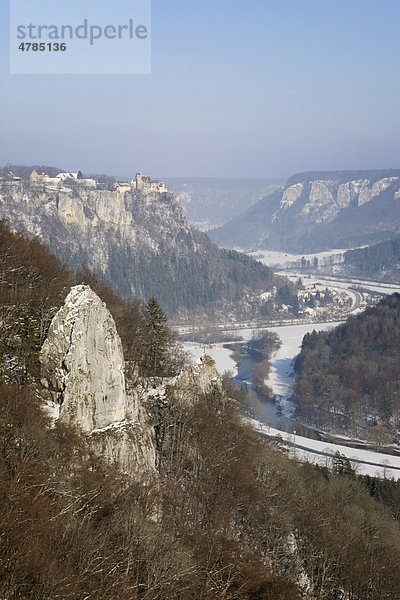 Aussicht vom Eichfelsen auf Schloss Werenwag und den Donaudurchbruch  Naturpark Obere Donau  Schwäbische Alb  Baden-Württemberg  Deutschland  Europa