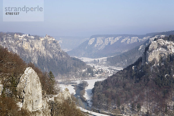 Aussicht vom Eichfelsen auf Schloss Werenwag und den Donaudurchbruch  Naturpark Obere Donau  Schwäbische Alb  Baden-Württemberg  Deutschland  Europa