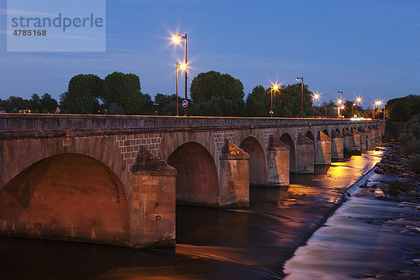 Loirebrücke  Nevers  Loiretal  Burgund  Frankreich  Europa