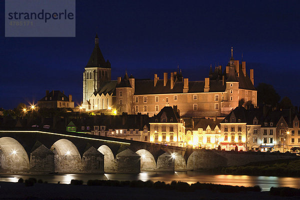 Stadtbild mit Schloss und Loirebrücke  Gien  DÈpartement Loiret  Tal der Loire  Frankreich  Europa