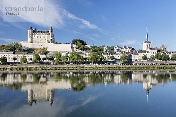 Stadtbild mit Schloss und der Kirche Saint Pierre  Saumur  Department Maine-et-Loire  Region Pays de la Loire  Frankreich  Europa