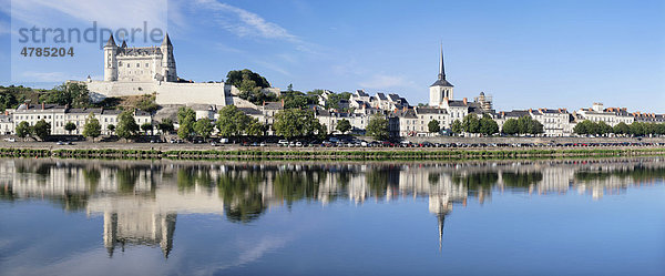 Stadtbild mit Schloss und der Kirche Saint Pierre  Saumur  Department Maine-et-Loire  Region Pays de la Loire  Frankreich  Europa