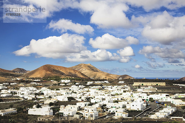 Blick auf Uga und umliegende Berge  Lanzarote  Kanarische Inseln  Spanien  Europa