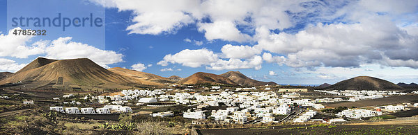 Das weiße Dorf Uga umgeben von Bergen inmitten einer Lavalandschaft  Lanzarote  Kanarische Inseln  Spanien  Europa