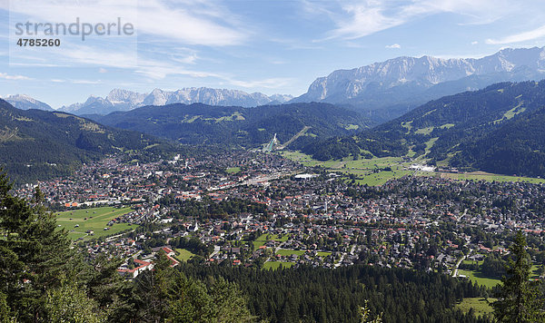 Blick von Martinshütte über Garmisch-Partenkirchen  Werdenfelser Land  Oberbayern  Bayern  Deutschland  Europa