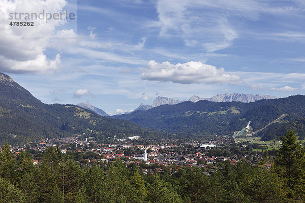 Blick über Garmisch-Partenkirchen  Werdenfelser Land  Oberbayern  Bayern  Deutschland  Europa