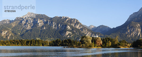 Tegelberg und Schloss Neuschwanstein  Blick über Forggensee bei Füssen  Ammergebirge  Ostallgäu  Allgäu  Schwaben  Bayern  Deutschland  Europa