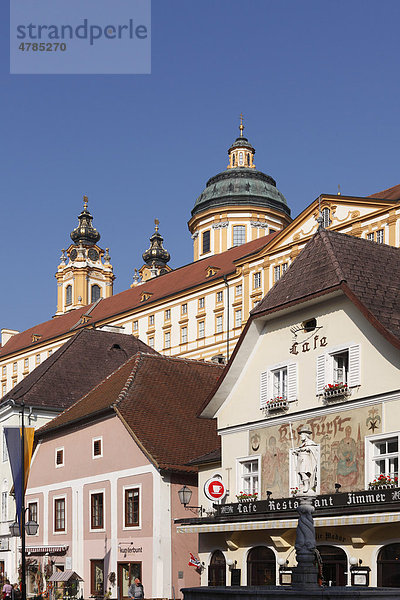 Rathausplatz mit Kolomanbrunnen und Stift Melk  Melk  Wachau  Mostviertel  Niederöstereich  Österreich  Europa