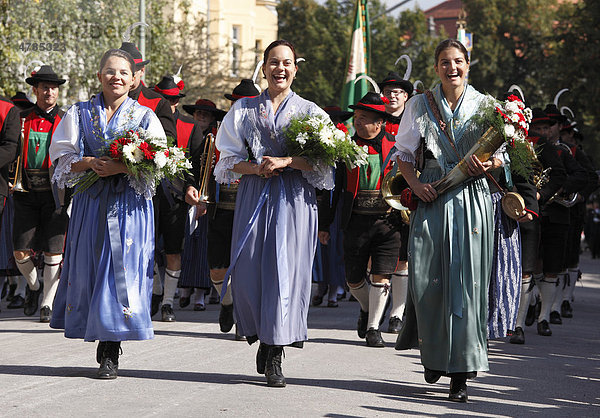 Frauen in Tracht aus Lana in Südtirol  Trachtenumzug  Trachten- und Schützenzug zum Oktoberfest  Oktoberfesteinzug  München  Oberbayern  Bayern  Deutschland  Europa