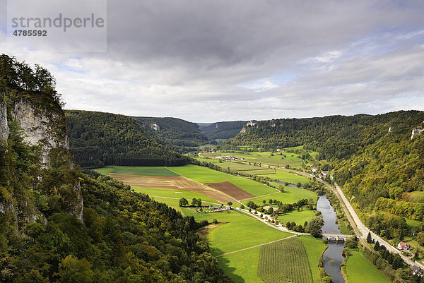 Blick von den Hausener Zinnen in das herbstliche obere Donautal bei Hausen  Landkreis Sigmaringen  Baden-Württemberg  Deutschland  Europa