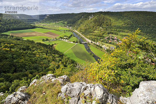 Blick vom Burgfelsen der Ruine Lägelen  auch Wagenburg  in das herbstliche obere Donautal  Landkreis Sigmaringen  Baden-Württemberg  Deutschland  Europa
