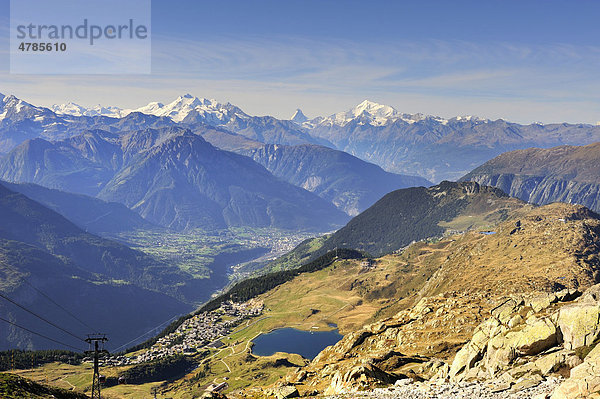 Blick vom 2872 Meter hohen Bettmerhorn  hinab zur Bettmeralp mit dem Bettmersee  darunter das Rhonetal mit den Walliser Alpen am Horizont  Kanton Wallis  Schweiz  Europa Kanton Wallis