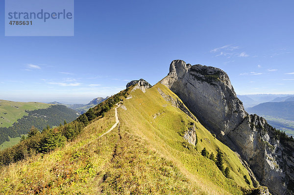 Der geologische Höhenwanderweg vom Stauberen zur Saxer Lücke in den Appenzeller Alpen  rechts  der 1926 Meter hohe Hochhus  Kanton Appenzell-Innerrhoden  Schweiz  Europa