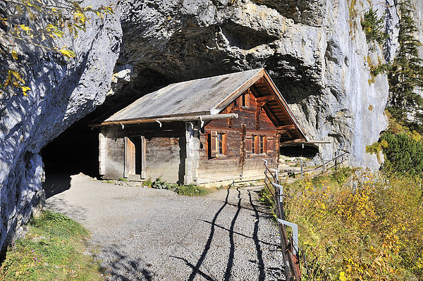 Nachgebautes Eremitenhaus am Eingang der prähistorischen Bärenhöhle  Wildkirchli-Höhlen  Kanton Appenzell-Innerrhoden  Schweiz  Europa