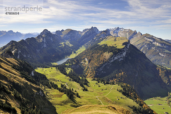 Blick vom Kamor hinab zum Alp Soll  dahinter der Sämtisersee zwischen den Appenzeller Alpen  Kanton Appenzell-Innerrhoden  Schweiz  Europa