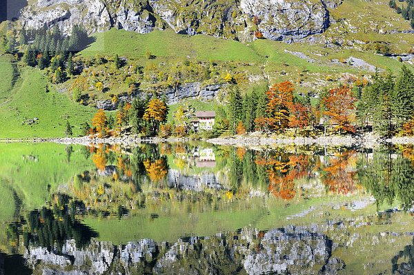 Das Berggasthaus Ebenalp auf der Halbinsel spiegelt sich im 1143 Meter hoch gelegenen Seealpsee  Kanton Appenzell-Innerrhoden  Schweiz  Europa