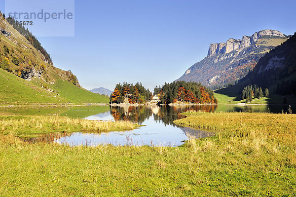 Blick von Westen über den 1143 Meter hoch gelegenen Seealpsee zum Berggasthaus Forelle  Kanton Appenzell-Innerrhoden  Schweiz  Europa