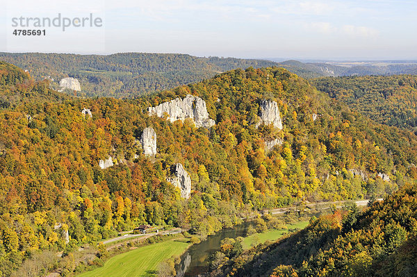 Blick vom Lenzenfelsen in das obere Donautal mit herbstlicher Vegetation  Landkreis Sigmaringen  Baden-Württemberg  Deutschland  Europa