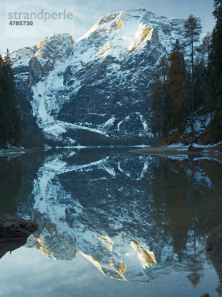 Pragser Wildsee bei Sonnenaufgang  Pustertal  Südtirol  Italien  Europa