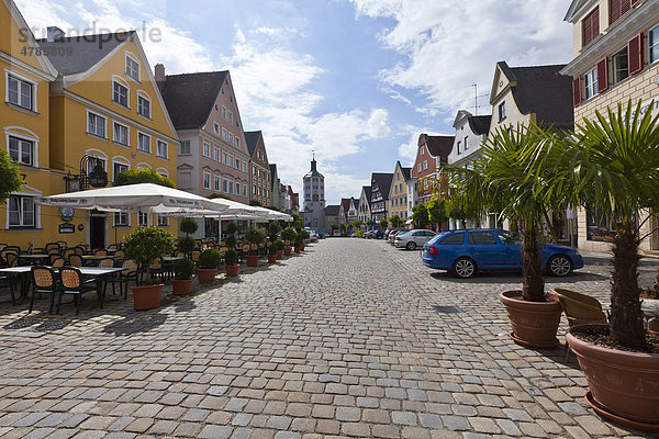 Marktplatz  hinten das Untere Tor  Günzburg  Donauried  Schwaben  Bayern  Deutschland  Europa