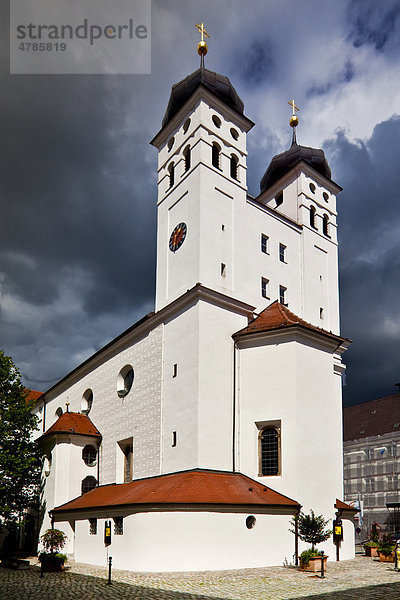 Hofkirche bei aufziehendem Gewitter  Schlossplatz  Günzburg  Donauried  Schwaben  Bayern  Deutschland  Europa