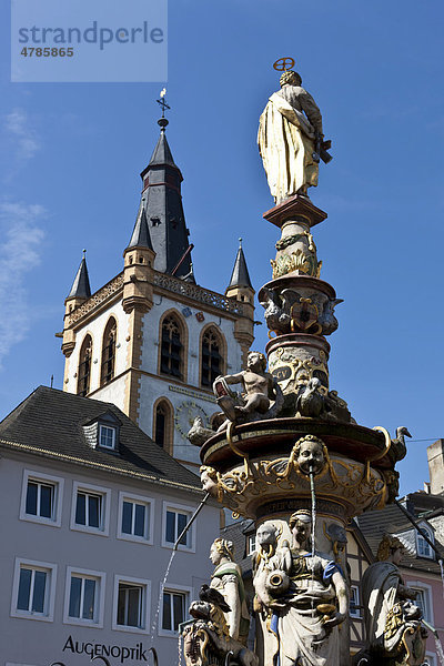 Petrusbrunnen  hinten die Marktkirche St. Gangolf  Hauptmarkt  Trier  Rheinland-Pfalz  Deutschland  Europa