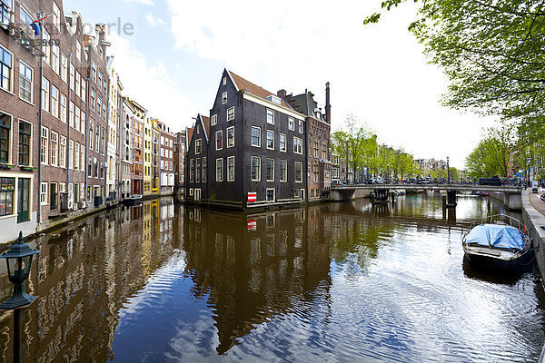 Typische Häuser am Wasser am Oudezijds Voorburgwal  Amsterdam  Holland  Niederlande  Europa