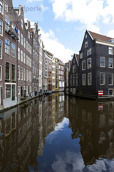 Typische Häuser am Wasser am Oudezijds Voorburgwal  Amsterdam  Holland  Niederlande  Europa