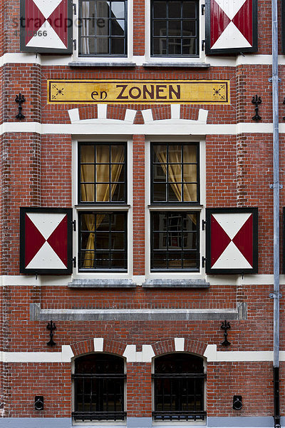Typische Backsteinhäuser an den Grachten am Oudezijds Kolk  Amsterdam  Holland  Niederlande  Europa