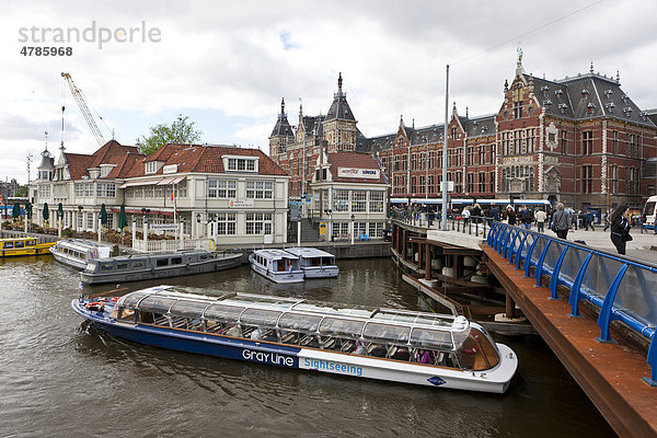 Blick über den Damark auf den Zentralbahnhof von Amsterdam  Holland  Niederlande  Europa