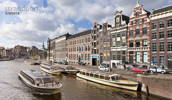 Blick über die Grachten mit Touristenbooten  hinten das archäologische Museum der Universität  Allard Pierson Museum  Oude Turfmarkt  Amsterdam  Holland  Niederlande  Europa