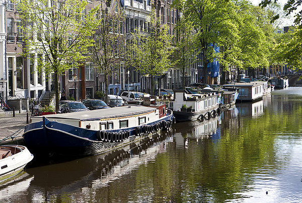 Blick auf Hausboote und alte Grachten- und Handelshäuser  Prinsengracht  Amsterdam  Holland  Niederlande  Europa