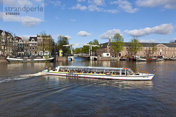 Touristenboot vor der Walter Sueskind Brug  Zugbrücke  Herrengracht  Amsterdam  Holland  Niederlande  Europa